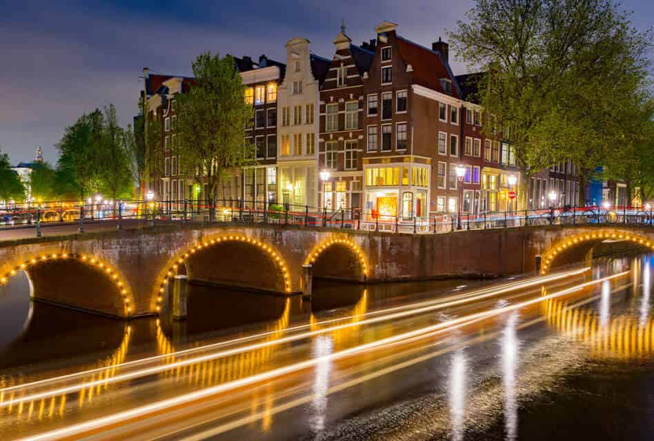 canals-at-night-amsterdam
