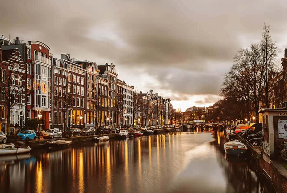 centrum canals in amsterdam