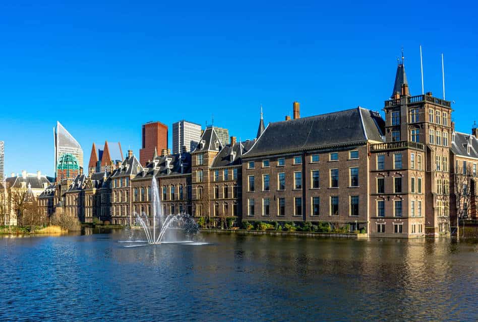 binnenhof-the-hague-fountain day trip from amsterdam