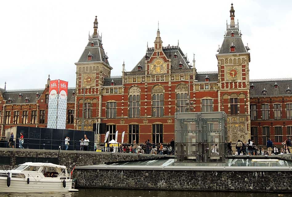 amsterdam-centraal-station-from-water-min
