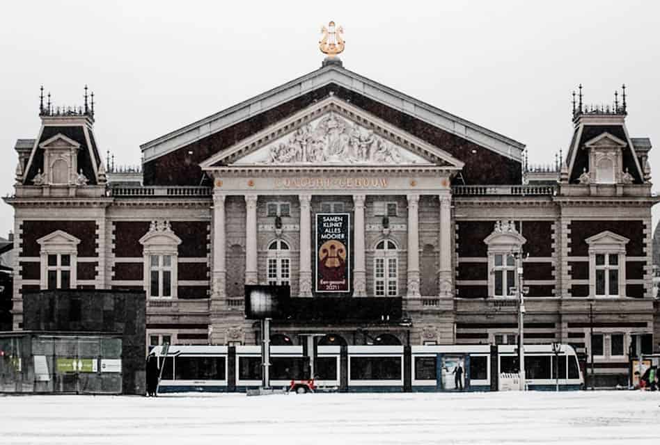 concertgebouw in snow