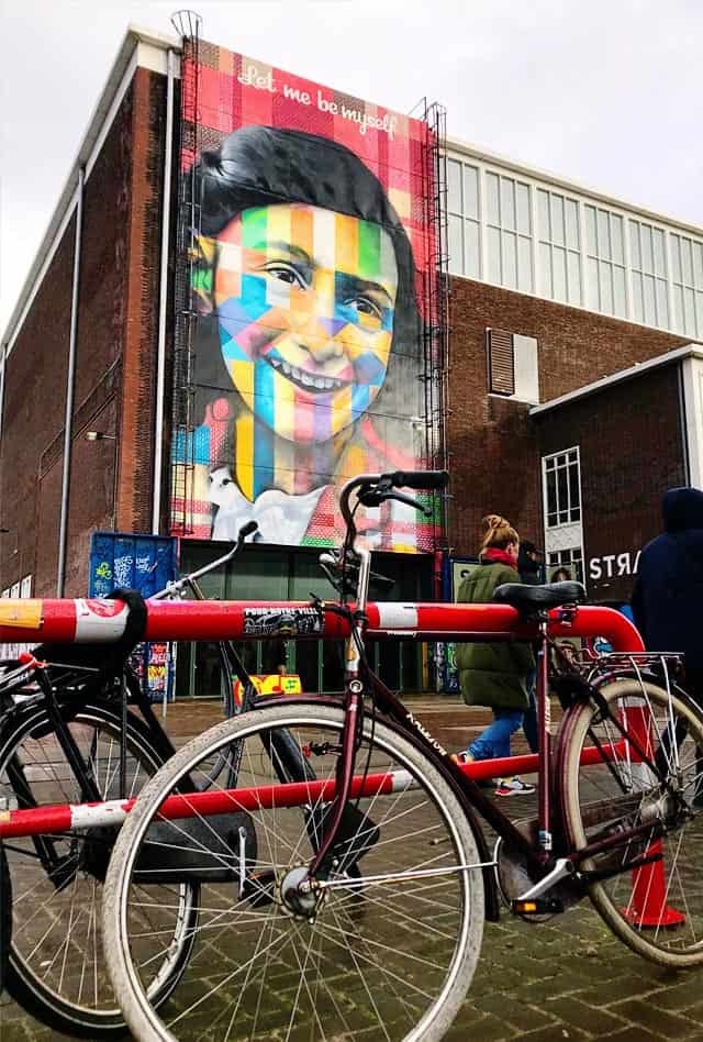 straat-museum-entrance-bikes-min