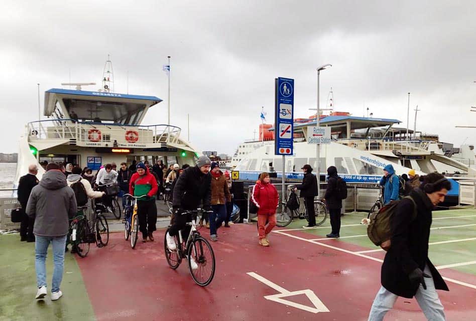 amsterdam-ferry-passengers-leaving-min