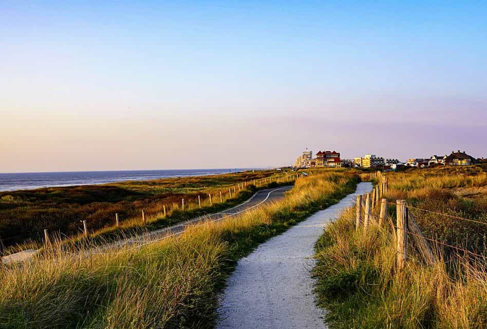 zadvoort beach path to town