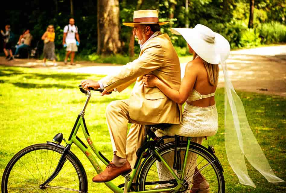 vondelpark happy couple cycling