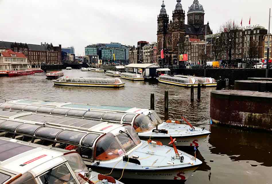 amsterdam cana boats lined up central station