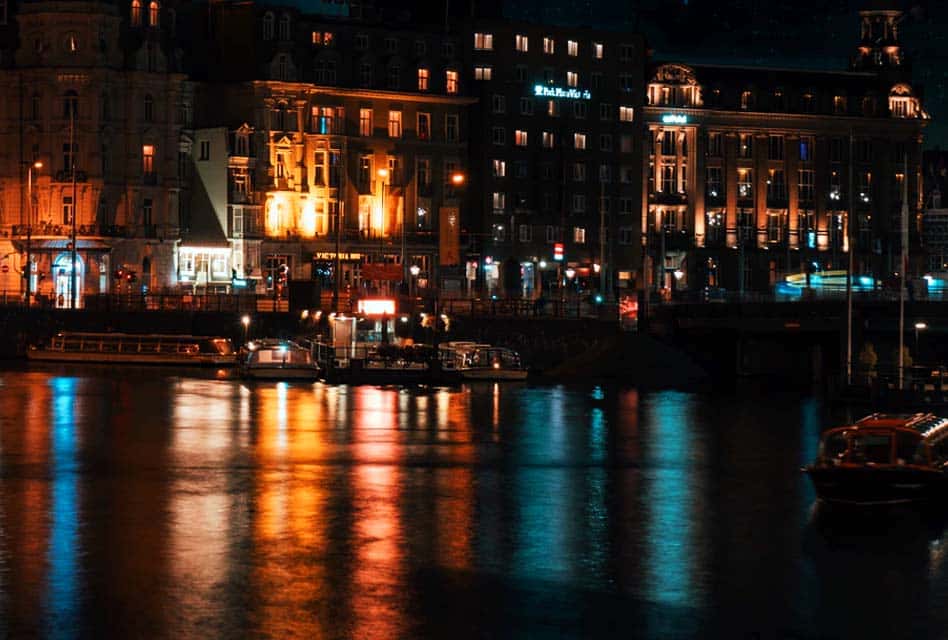 night-canal-amsterdam-min