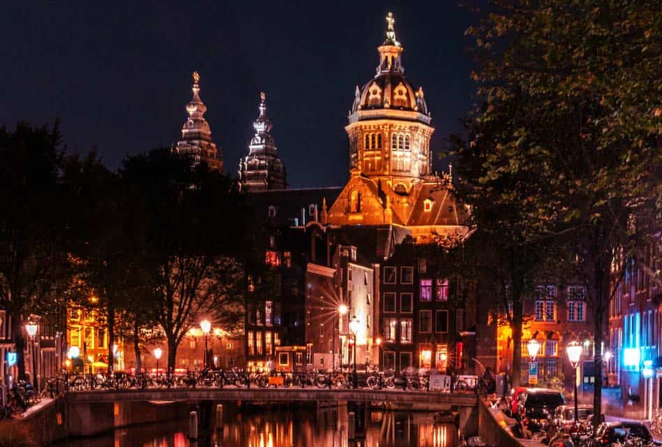 night-oude-kerk-amsterdam-min